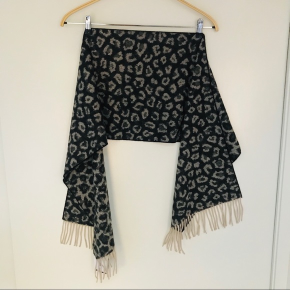 Bloomingdale's Accessories - NWT Bloomingdales Cashmere Scarf, Leopard Print